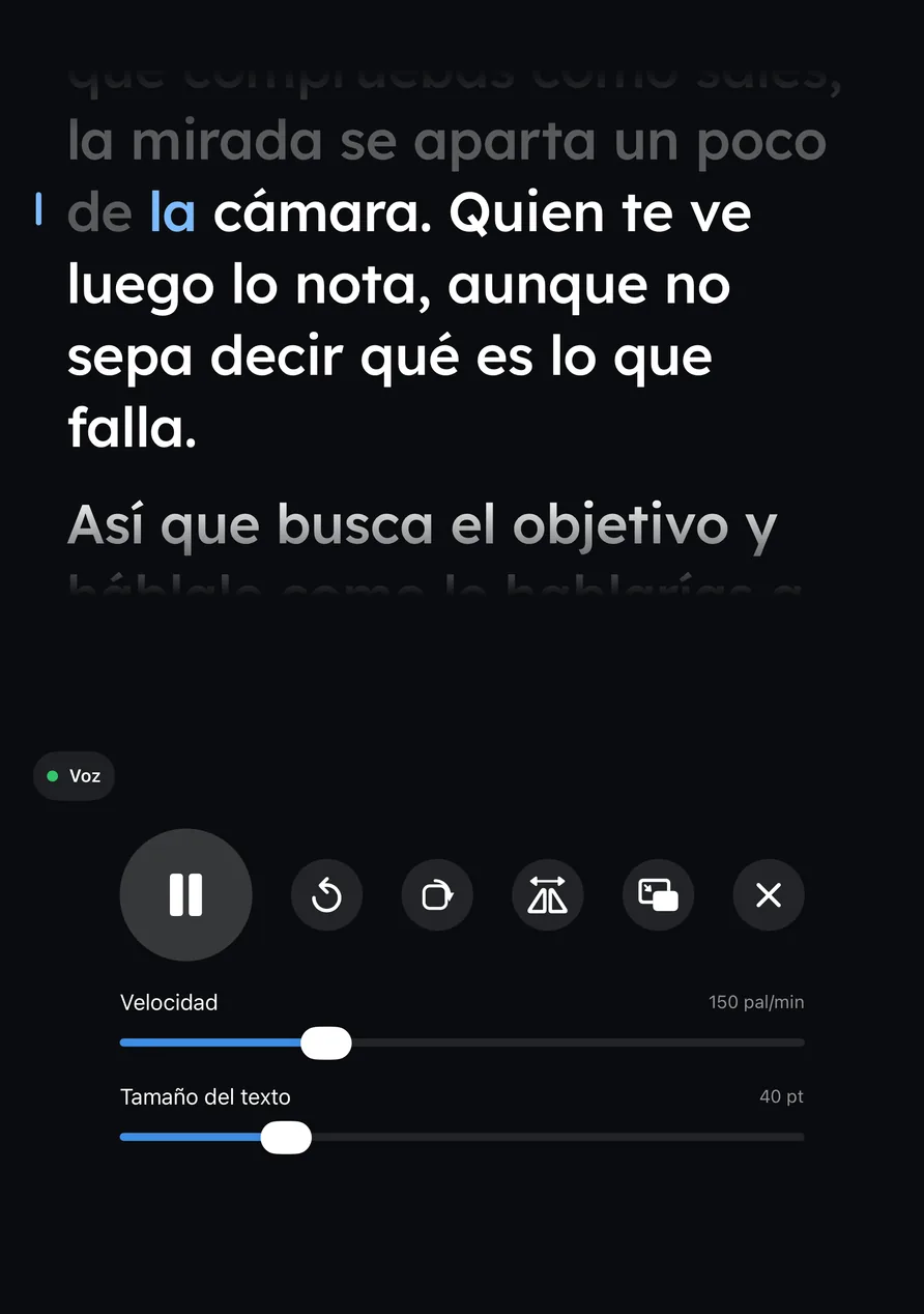 Wispim en un iPhone Duo plegado como un portátil durante una toma, con el guion encima del pliegue y los controles debajo
