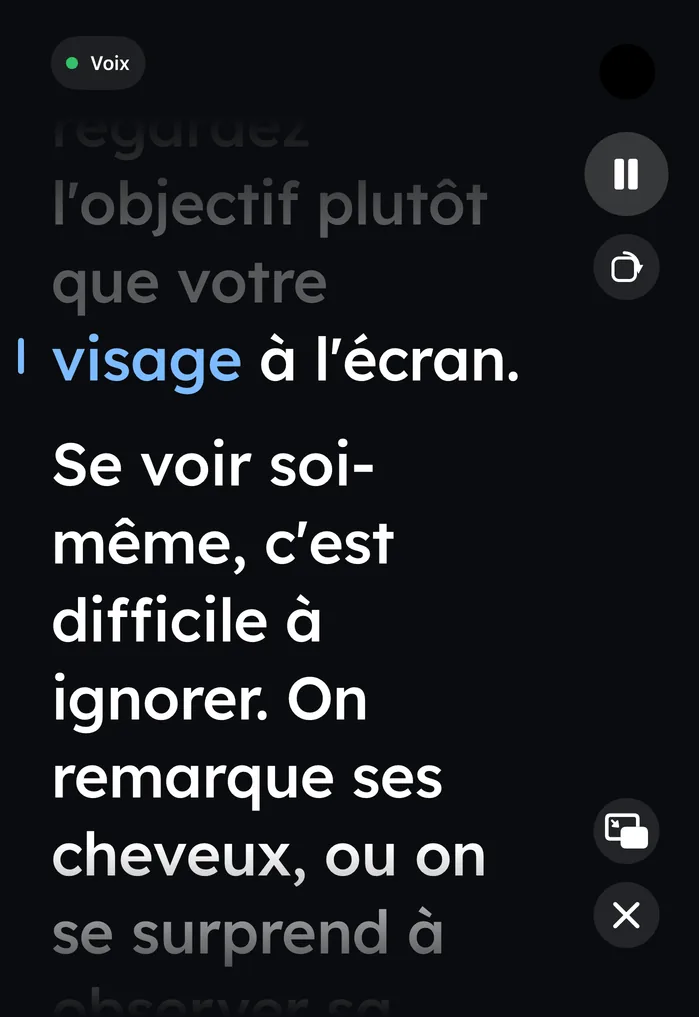 Wispim sur l’iPhone Duo fermé pendant une prise, avec les commandes dans un rail sur le bord droit