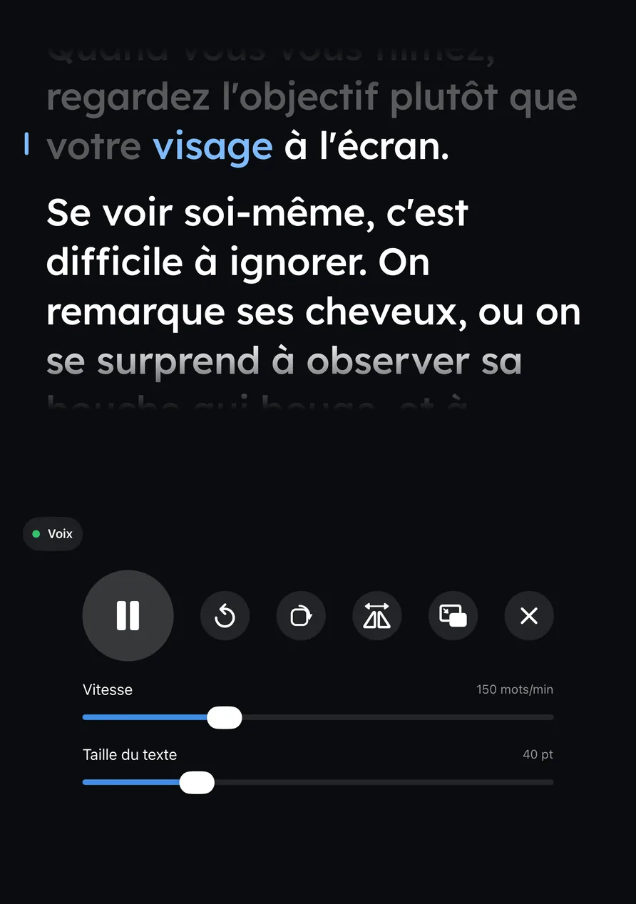Wispim sur un iPhone Duo plié comme un ordinateur portable pendant une prise, avec le texte au-dessus du pli et les commandes en dessous