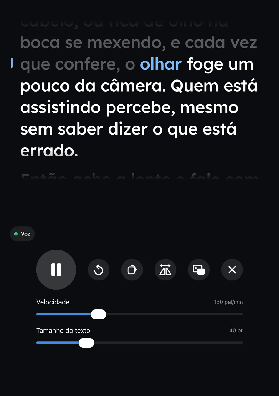 O Wispim no iPhone Duo dobrado como um notebook durante um take, com o roteiro acima da dobra e os controles abaixo dela